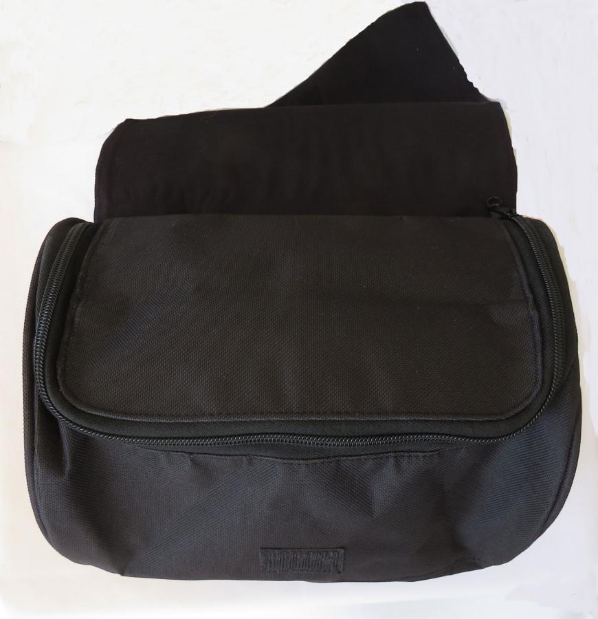travel bag interior with zipper closed